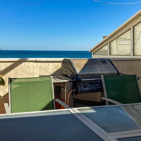 Front In With Kitchen Apartment *